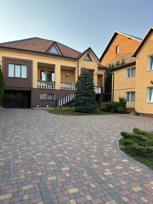 Продаються два будинки на одній ділянці