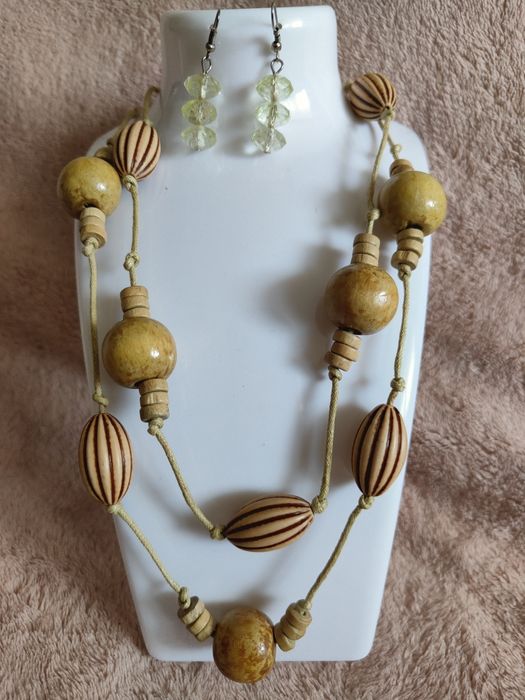 Zestaw biżuterii damskiej z kolczykami.