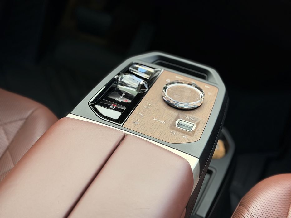 BMW iX XDrive50 2022 рік