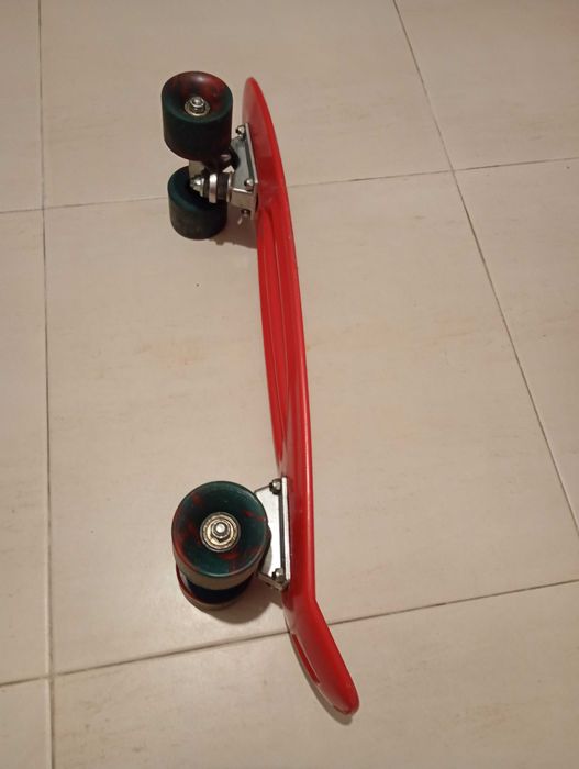 Mini Skate Vermelho em Excelente Estado – Leve e Super Divertido!!!