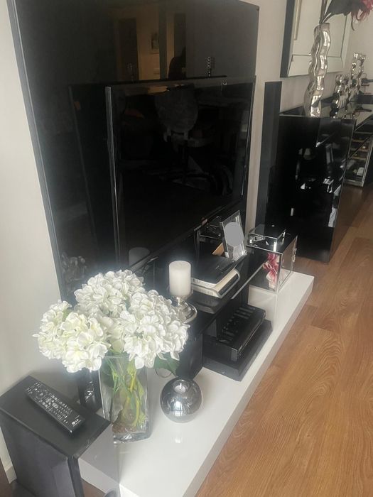 Móvel Tv lacado com leds nas laterais