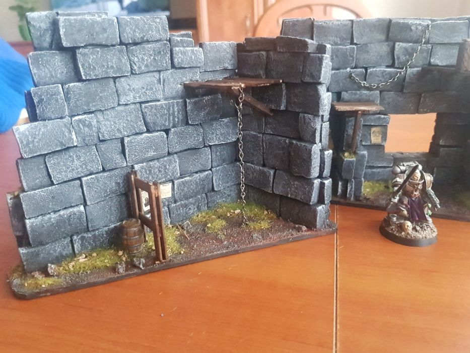 7 elementów 
Zestaw makiet do gier bitewnych. Warhammer, d&d