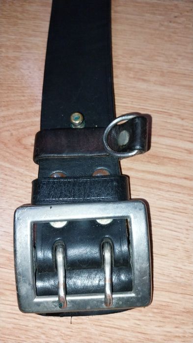 Skórzany pas wojskowy.