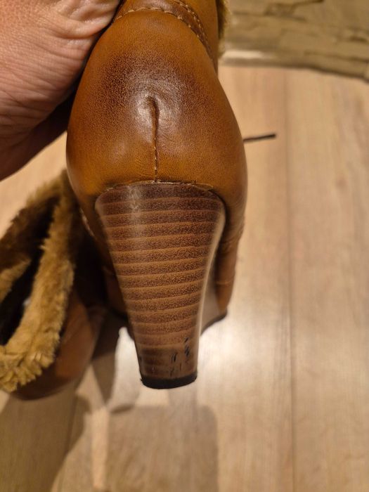 Brązowe botki na koturnie