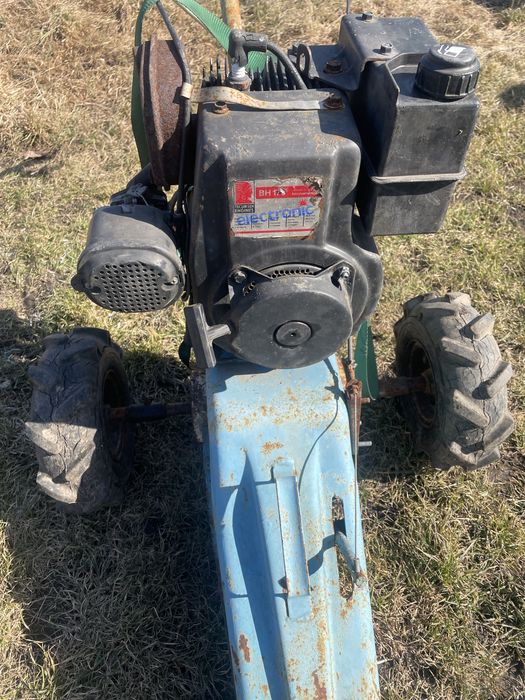 трактор для косіння трави