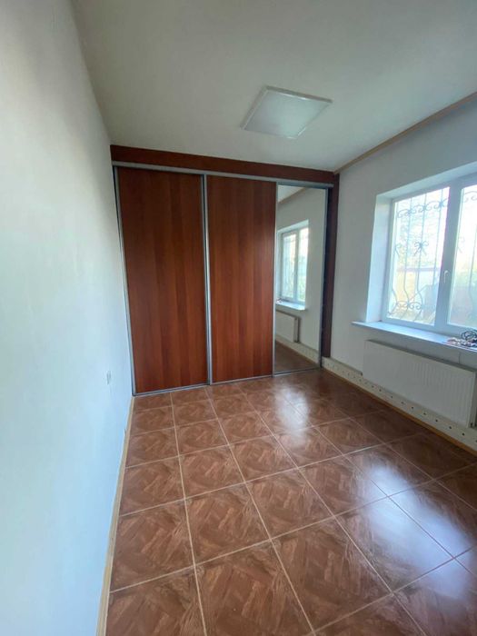 Продам будинок 209 м.кв, з жилим підвалом, грубою та хоз. постройки.
