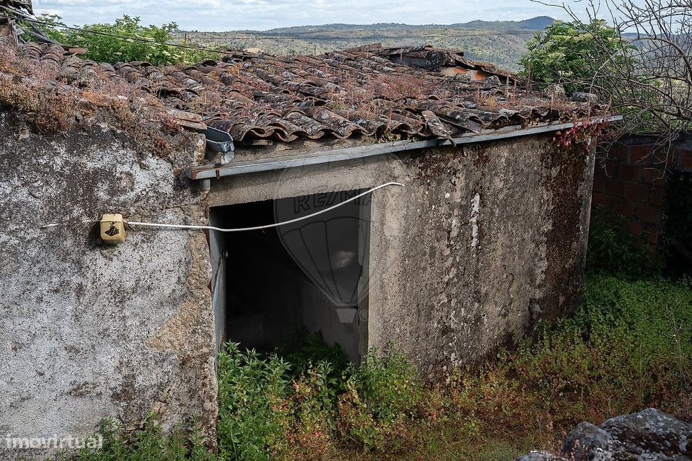 Moradia T3 para restauro em Mourão, Vila Flor!