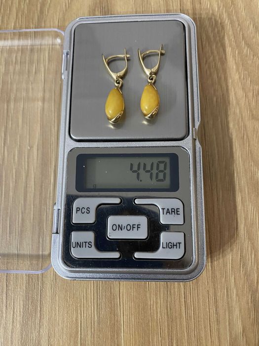 Kolczyki złote pr. 585, waga 4,48 gr. bursztyn mleczny żółty
