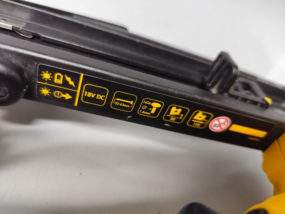 DeWalt DCN 660 акумуляторний безщітковий пістолет по дереву Деволт оригінал