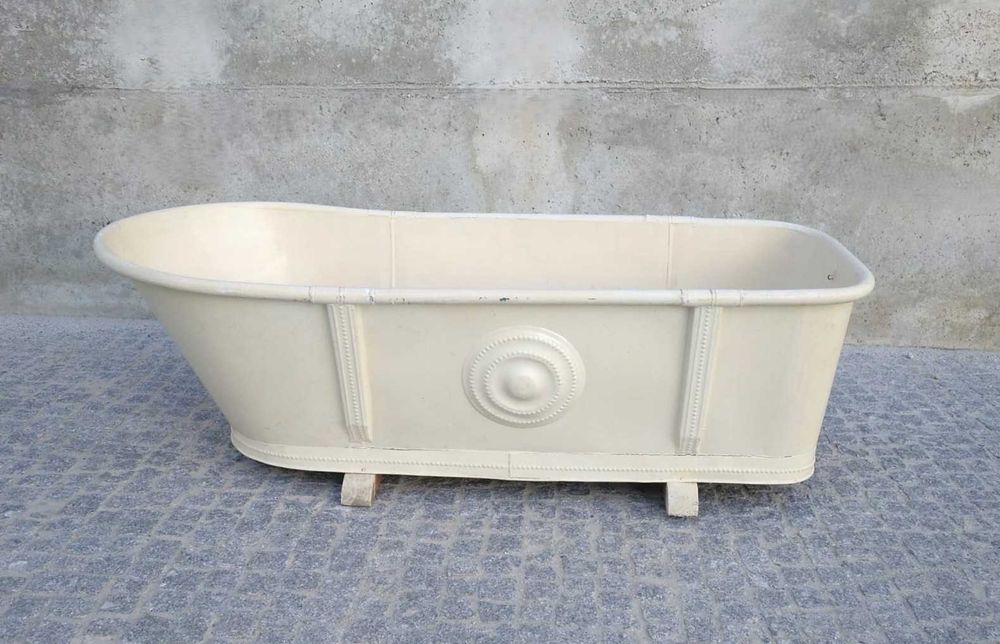 Antiga banheira pintada em chapa