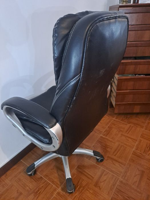 Cadeirão usado a precisar de pequenos reparos