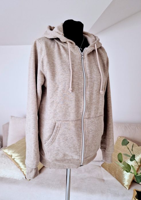 Bluza rozpinana z kapturem.