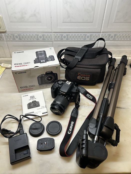 Máquina Canon EOS 750D com objetiva + Tripé