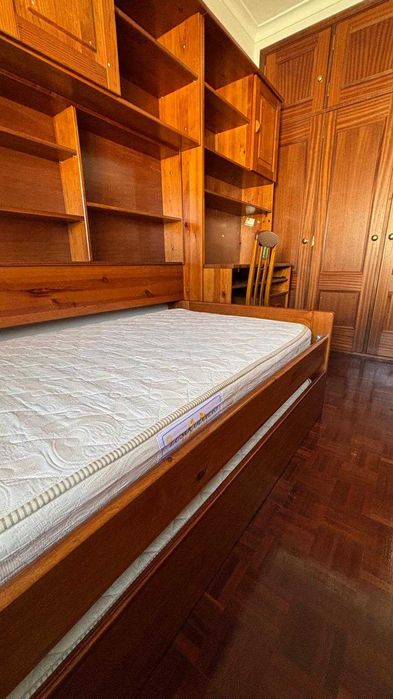 Cama dupla solteiro com estante em madeira e colchão
