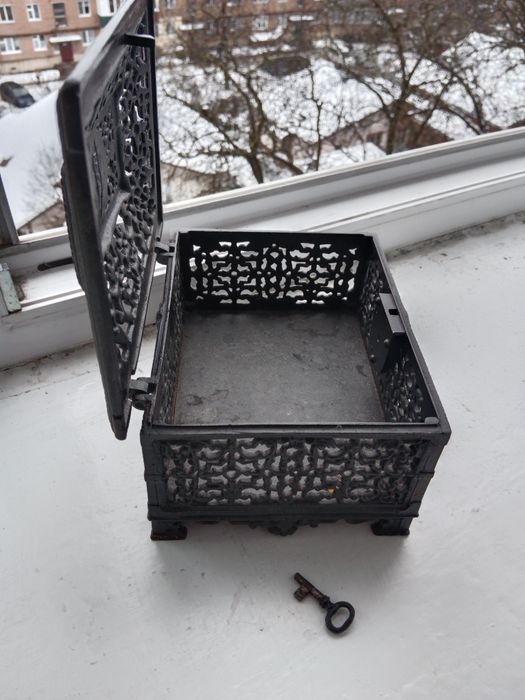 Винтажна шкатулка ретро кована