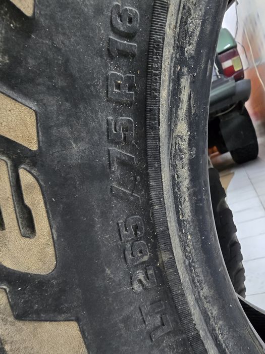 Pneus 265 / 75 / 16 ( 3 pneus)