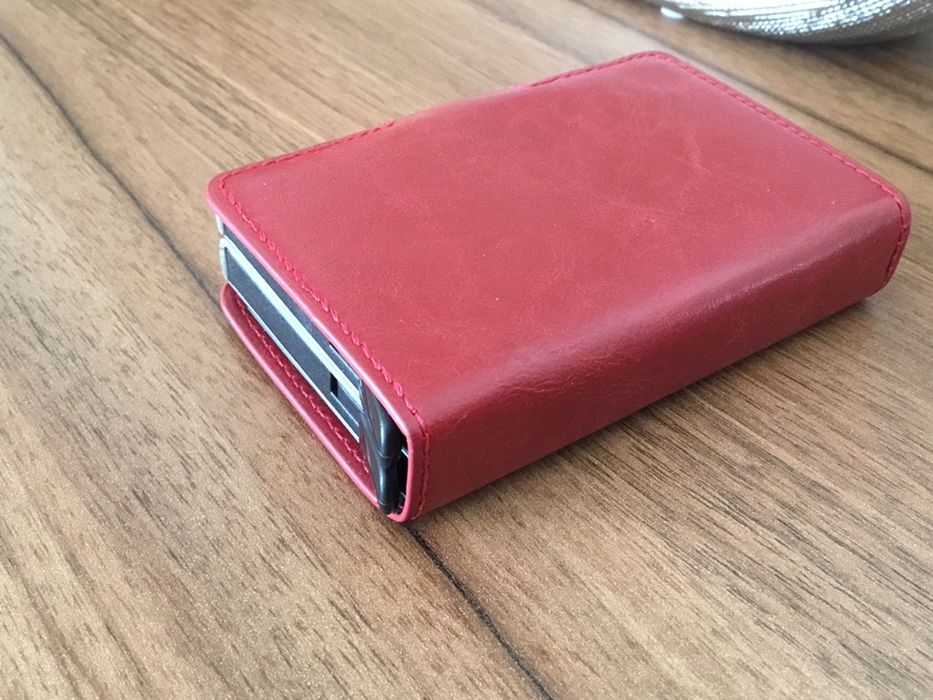 Carteira com protecção Contactless dos seus cartões, revistida a pele