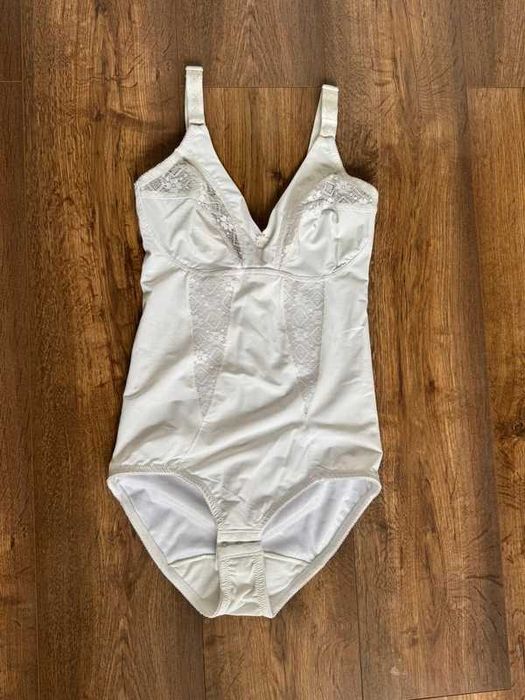 Modelujące body z koronką, bielizna wyszczuplająca