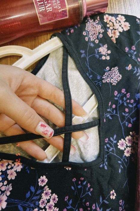 футболка з красивим вирізом спереді