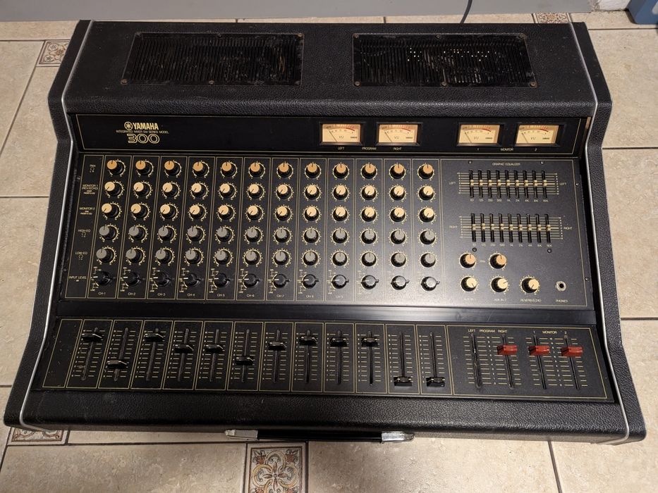 YAMAHA EM 300  power mixer mikser analogowa  konsoleta vintage  70s