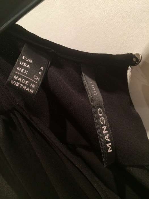 Macacão preto da Mango.