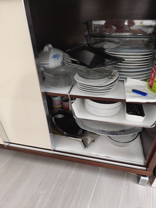 Mesa de jantar, cadeiras, aparador e espelho