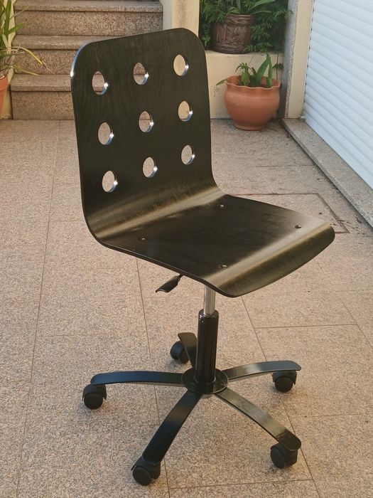 Vendo CADEIRA GIRATÓRIA que sobe e desce a funcionar muito bem como nova. Possibilidade de entrega