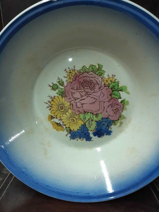 Bacia Antiga em faiança de Sacavém