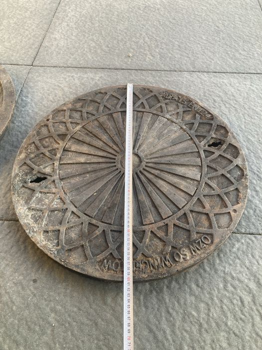 Pokrywa wlaz studzienki kanalizacyjnej z pierscieniem zeliwo