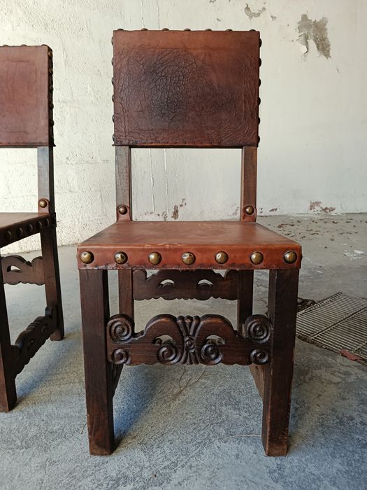 Par de Cadeiras em Couro