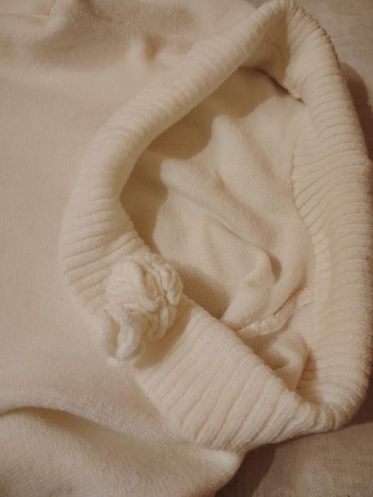 Biały golf z różą