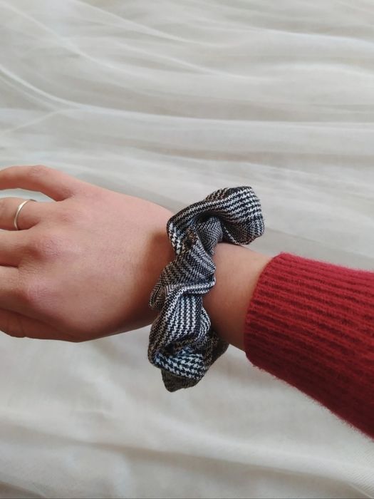 Scrunchie duża gumka do włosów w kratkę
