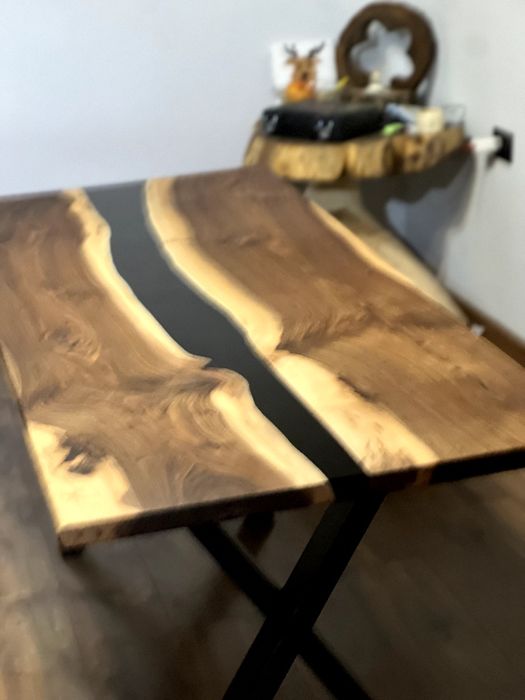 Продам стіл з горіха і епоксидної смоли