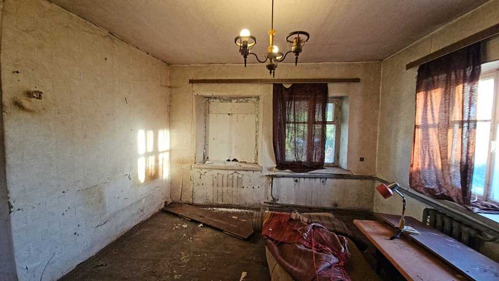 Є будинок, стіни дах, комунікації – зроби ремонт і можна жить.