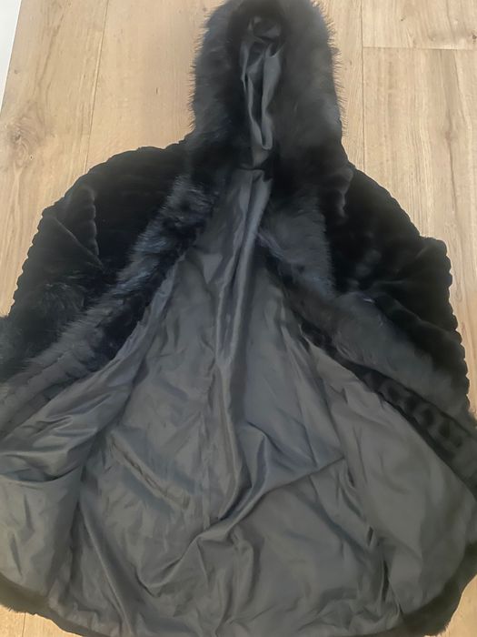 Casaco preto pêlo sintético com capuz, todo forrado, com bolsos.