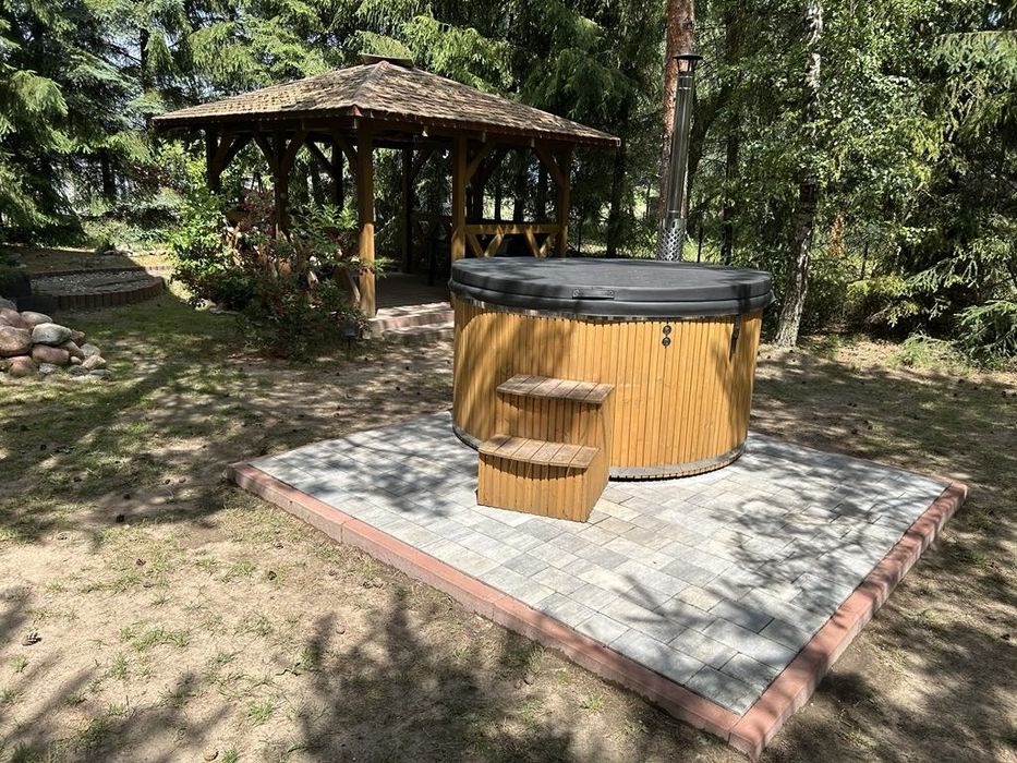 Dom nad jeziorem kiełpińskim LAS balia łódka