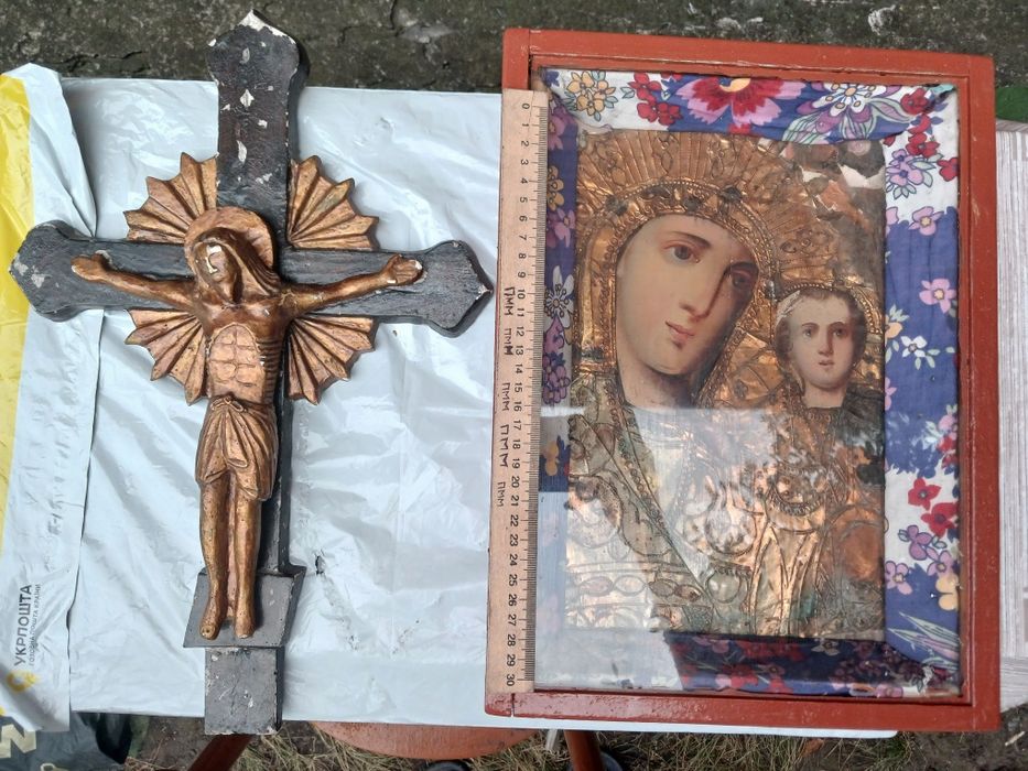 Старовинна ікона і церковний хрест