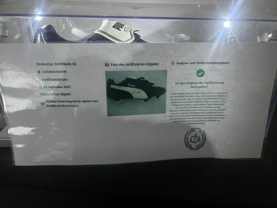 Chuteira do Eusébio autografada