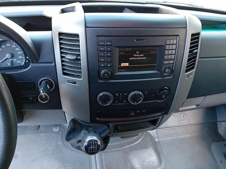 VW Crafter 2016 com cortina e plantaforma elevatoria.