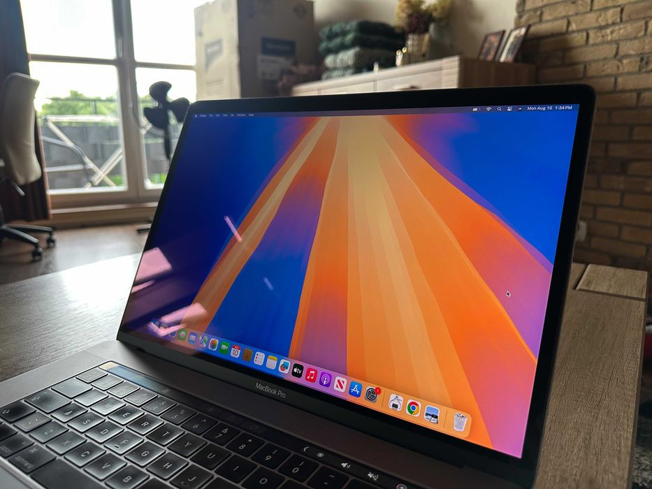Laptop Apple MacBook Pro 15 cali 16/512GB SSD TouchBar Radeon 460 Pro 70 cykli Komplet