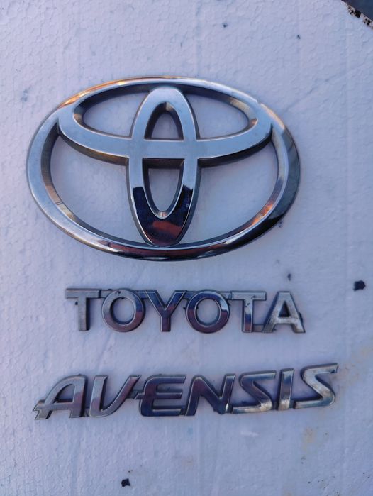 Znaczek emblemat klapy tylnej Toyota Avensis T27 kombi 2009 do 2016