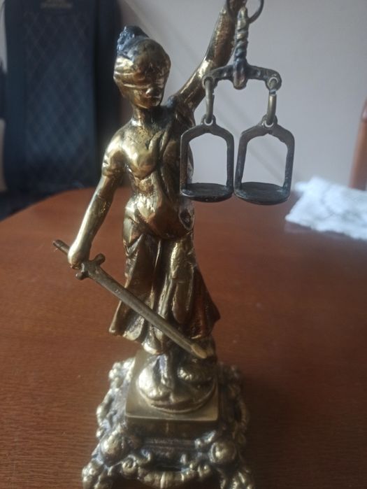 Temida z mosiądzu