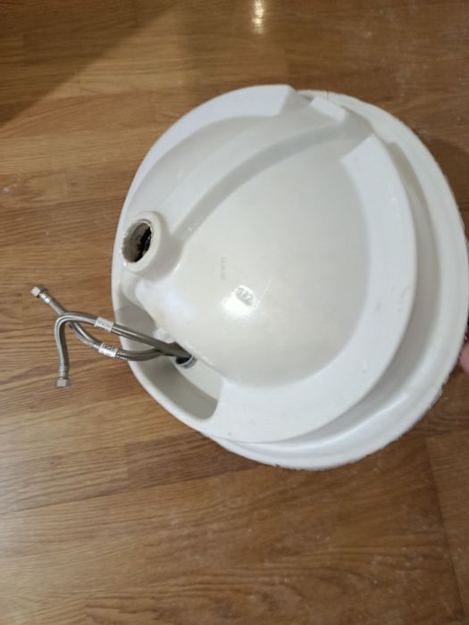 Lavatórios ovais com torneira