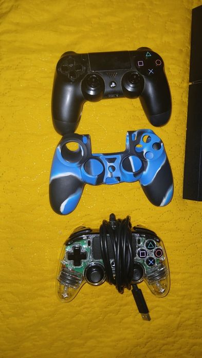 PS4 com dois comandos, uma capa para comando e jogos64740226593793121