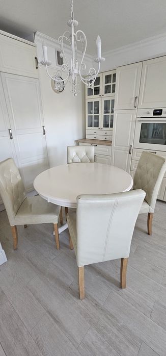 Stół drewniany i 4  krzesła tapicerowane (skórzane)