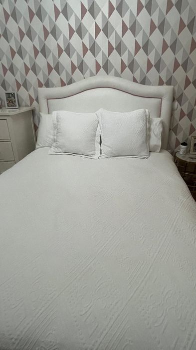 Cama polipele branca com estrado elevatório