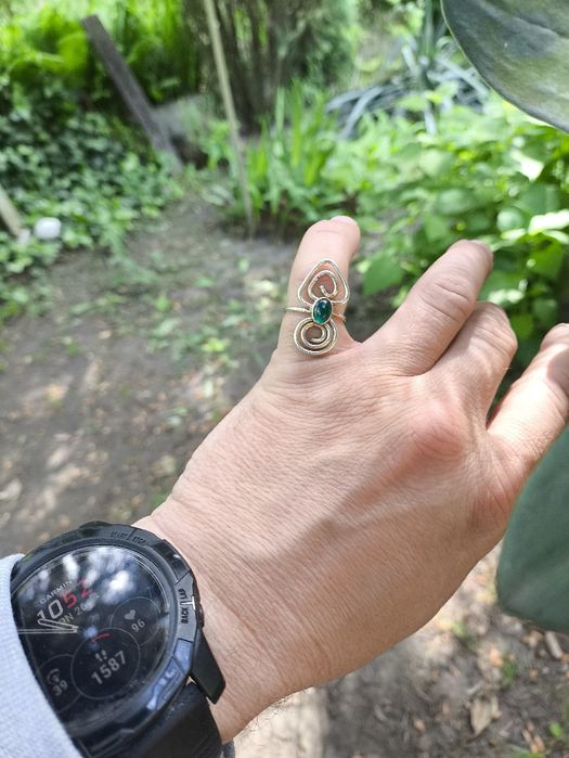 Srebrny artstyczny pierścionek z zielonym oczkiem . Vintage