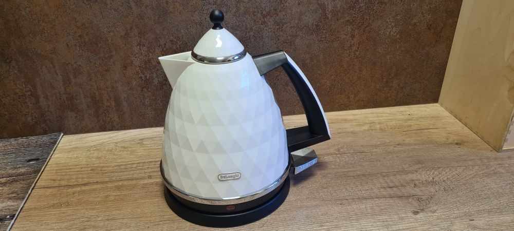 Czajnik DeLonghi Brillante 1,7l biały oryginalne opakowanie
