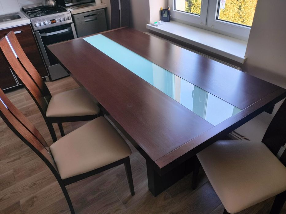 Sprzedam stół z krzesłami