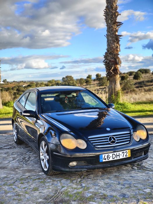 Mercedes-Benz C220 SportCoupé 2003 – Elegante e Confiável